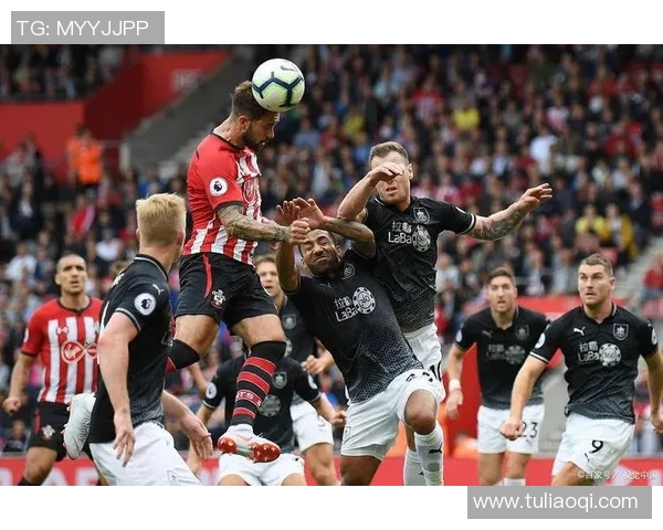 AC米兰与曼彻斯特联激战正酣谁将赢得这场巅峰对决